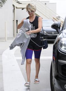 Kaley Cuoco feet photo thumbnail