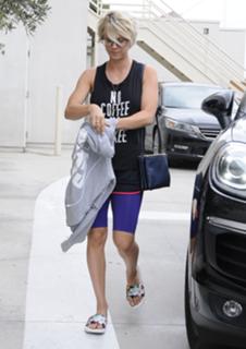 Kaley Cuoco feet photo thumbnail