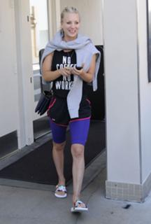 Kaley Cuoco feet photo thumbnail