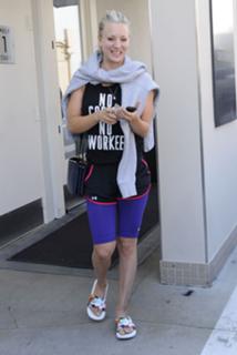 Kaley Cuoco feet photo thumbnail