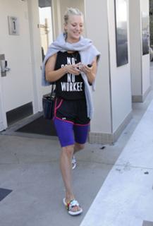 Kaley Cuoco feet photo thumbnail