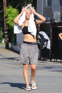 Kaley Cuoco feet photo thumbnail