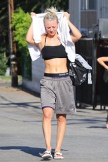 Kaley Cuoco feet photo thumbnail
