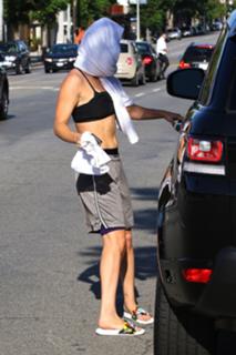Kaley Cuoco feet photo thumbnail