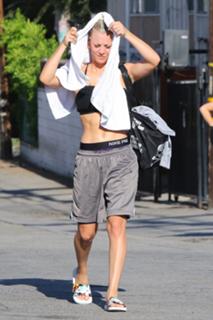 Kaley Cuoco feet photo thumbnail