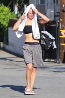 Kaley Cuoco feet photo thumbnail