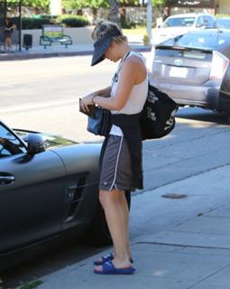 Kaley Cuoco feet photo thumbnail