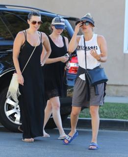 Kaley Cuoco feet photo thumbnail