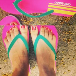 Kaley Cuoco feet photo thumbnail