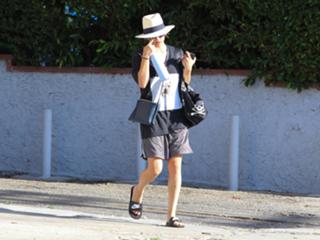 Kaley Cuoco feet photo thumbnail