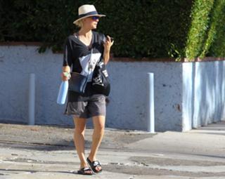 Kaley Cuoco feet photo thumbnail