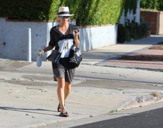 Kaley Cuoco feet photo thumbnail