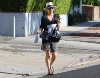 Kaley Cuoco feet photo thumbnail