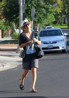 Kaley Cuoco feet photo thumbnail