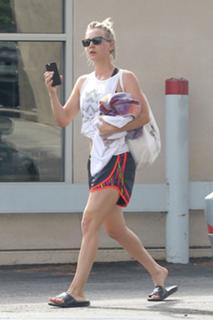 Kaley Cuoco feet photo thumbnail