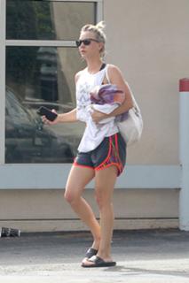 Kaley Cuoco feet photo thumbnail