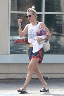 Kaley Cuoco feet photo thumbnail
