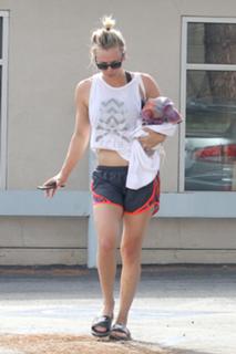 Kaley Cuoco feet photo thumbnail