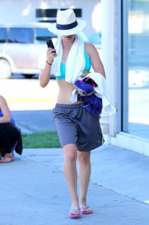 Kaley Cuoco feet photo thumbnail
