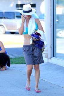 Kaley Cuoco feet photo thumbnail