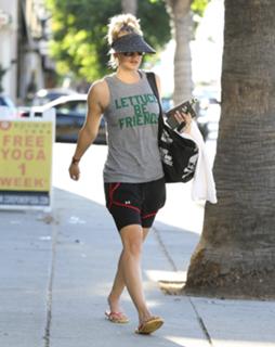 Kaley Cuoco feet photo thumbnail