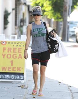 Kaley Cuoco feet photo thumbnail
