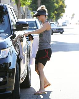 Kaley Cuoco feet photo thumbnail