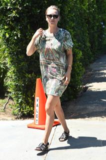 Kaley Cuoco feet photo thumbnail