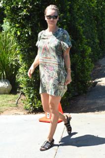 Kaley Cuoco feet photo thumbnail