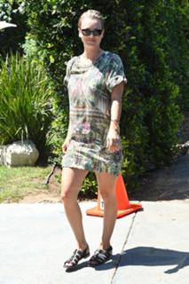 Kaley Cuoco feet photo thumbnail