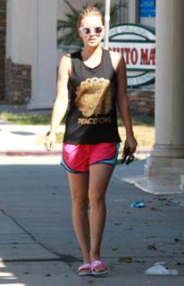Kaley Cuoco feet photo thumbnail