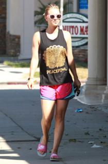 Kaley Cuoco feet photo thumbnail