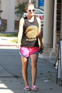 Kaley Cuoco feet photo thumbnail