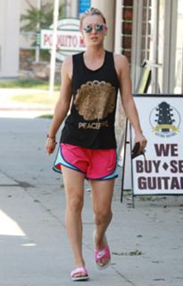 Kaley Cuoco feet photo thumbnail