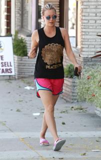 Kaley Cuoco feet photo thumbnail