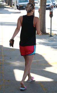 Kaley Cuoco feet photo thumbnail