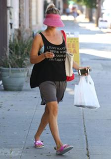 Kaley Cuoco feet photo thumbnail