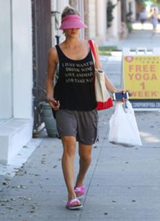 Kaley Cuoco feet photo thumbnail