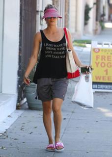 Kaley Cuoco feet photo thumbnail