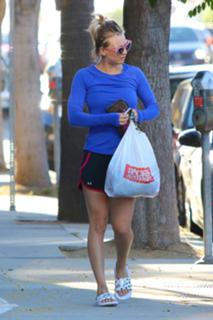 Kaley Cuoco feet photo thumbnail