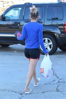 Kaley Cuoco feet photo thumbnail