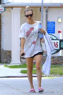 Kaley Cuoco feet photo thumbnail