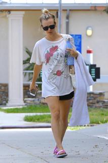 Kaley Cuoco feet photo thumbnail