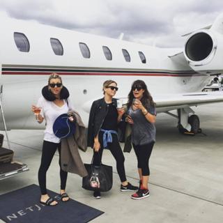 Kaley Cuoco feet photo thumbnail
