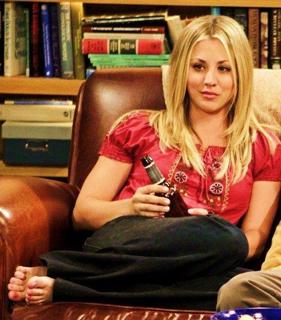 Kaley Cuoco feet photo thumbnail
