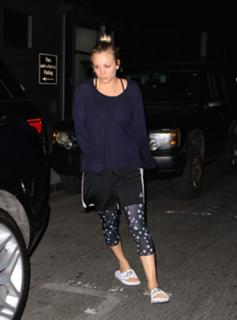 Kaley Cuoco feet photo thumbnail