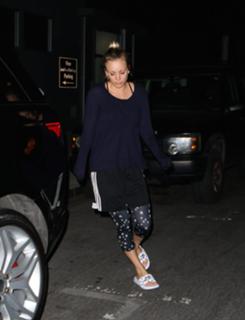 Kaley Cuoco feet photo thumbnail