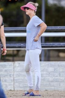 Kaley Cuoco feet photo thumbnail