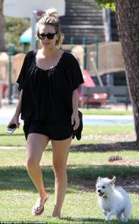 Kaley Cuoco feet photo thumbnail