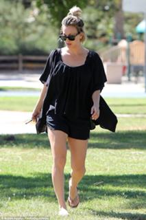 Kaley Cuoco feet photo thumbnail